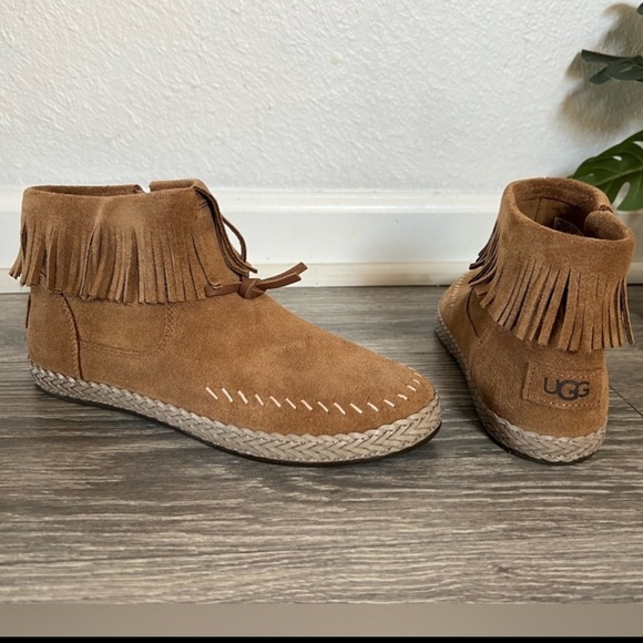 Ugg kennadi fringe moccasin boots in camel. NWT! Size 7 - Picture 1 of 9